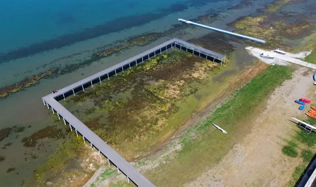 Bursa'nın İznik ilçesinde yaşanan kuraklık, gölün suyunu korkutucu seviyeye düşürdü.