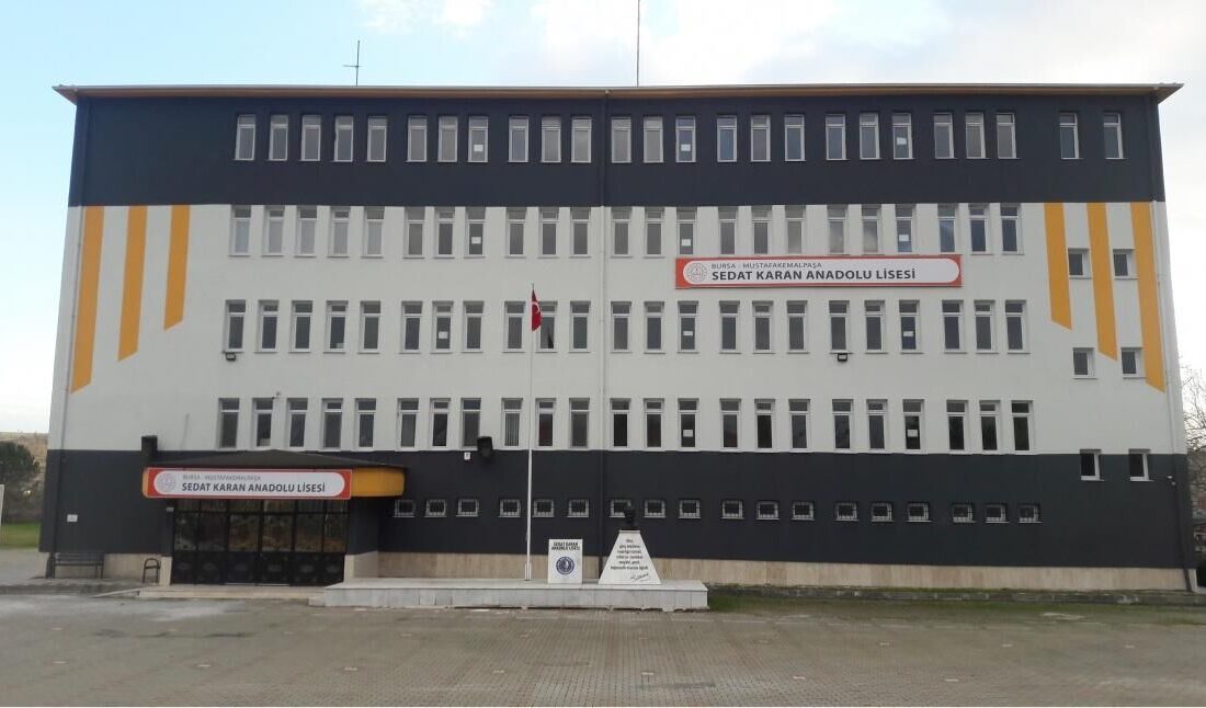 Yıllardır Mustafakemalpaşa’da eğitime yön veren Sedat Karan Anadolu Lisesi, bu