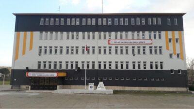 Yıllardır Mustafakemalpaşa’da eğitime yön veren Sedat Karan Anadolu Lisesi, bu