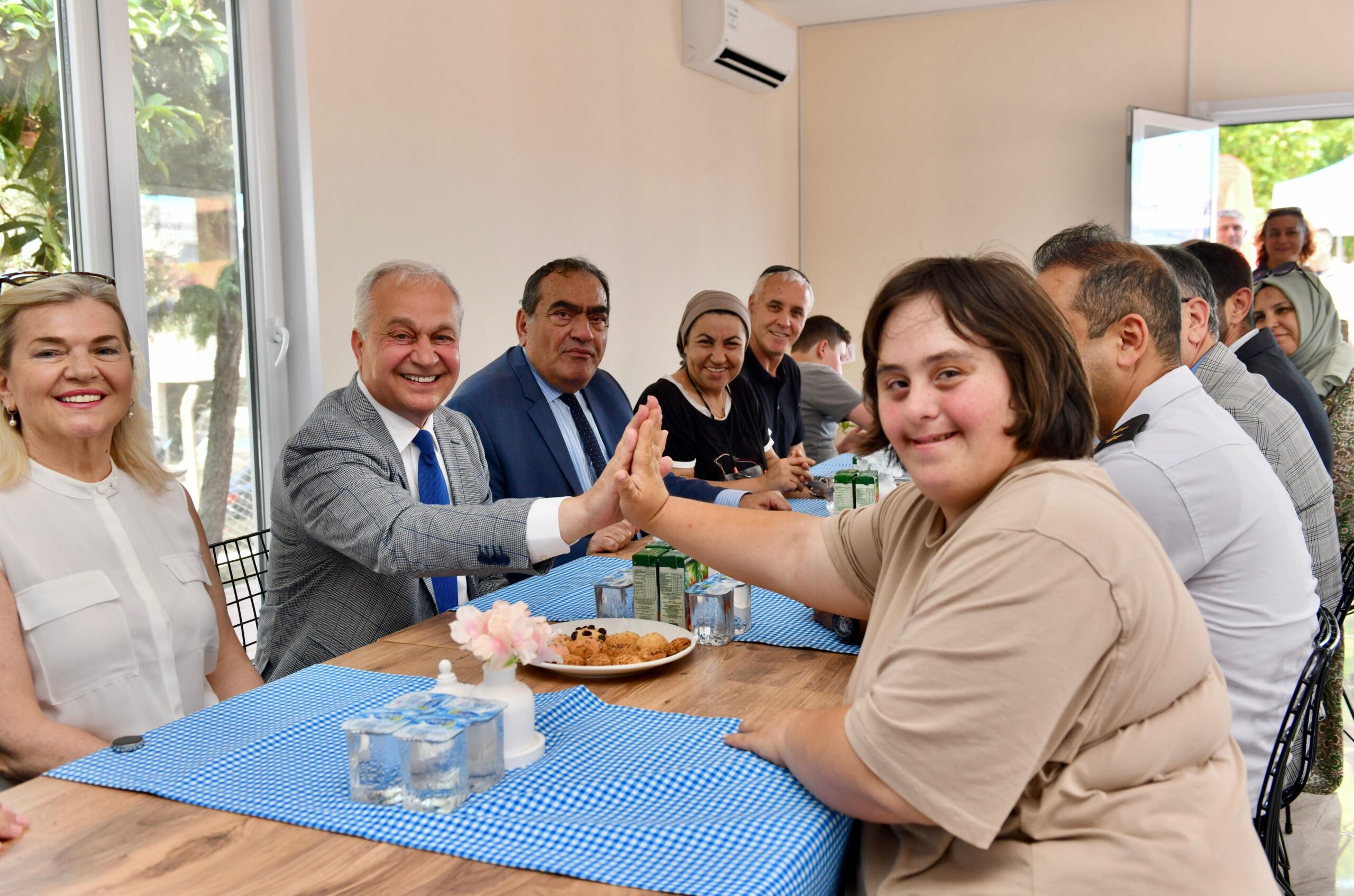 Mahmut Çolakoğlu Parkı’nda “Gülümseyen Kafe” Hizmete Girdi (8)