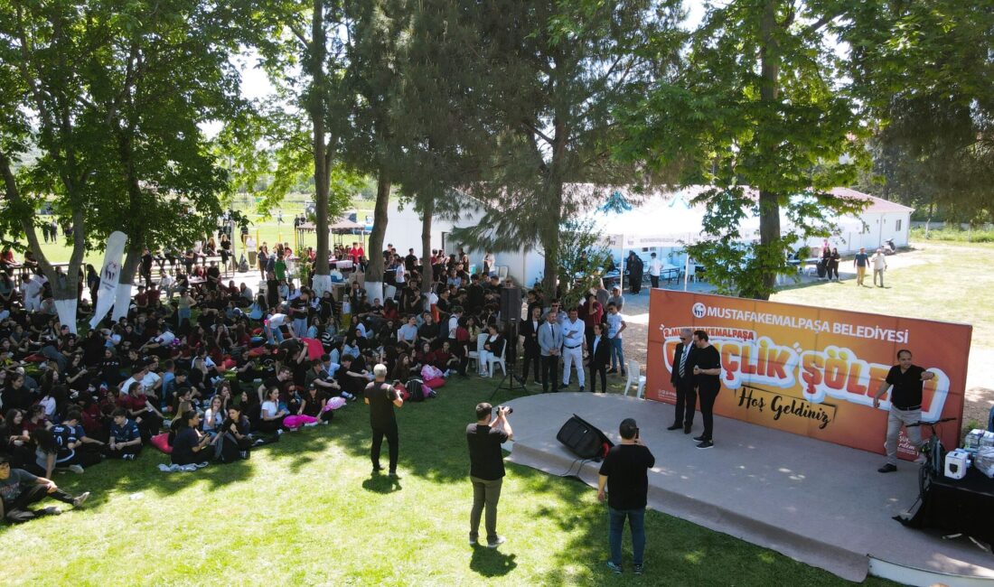 Mustafakemalpaşa Belediyesi tarafından düzenlenen Gençlik Festivali, yüzlerce gencin buluşma noktası