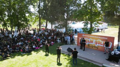 Mustafakemalpaşa Belediyesi tarafından düzenlenen Gençlik Festivali, yüzlerce gencin buluşma noktası