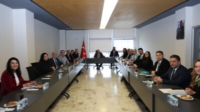 Şadi Özdemir, ilçede faaliyet gösteren organize sanayi bölgelerinin yöneticileriyle bir