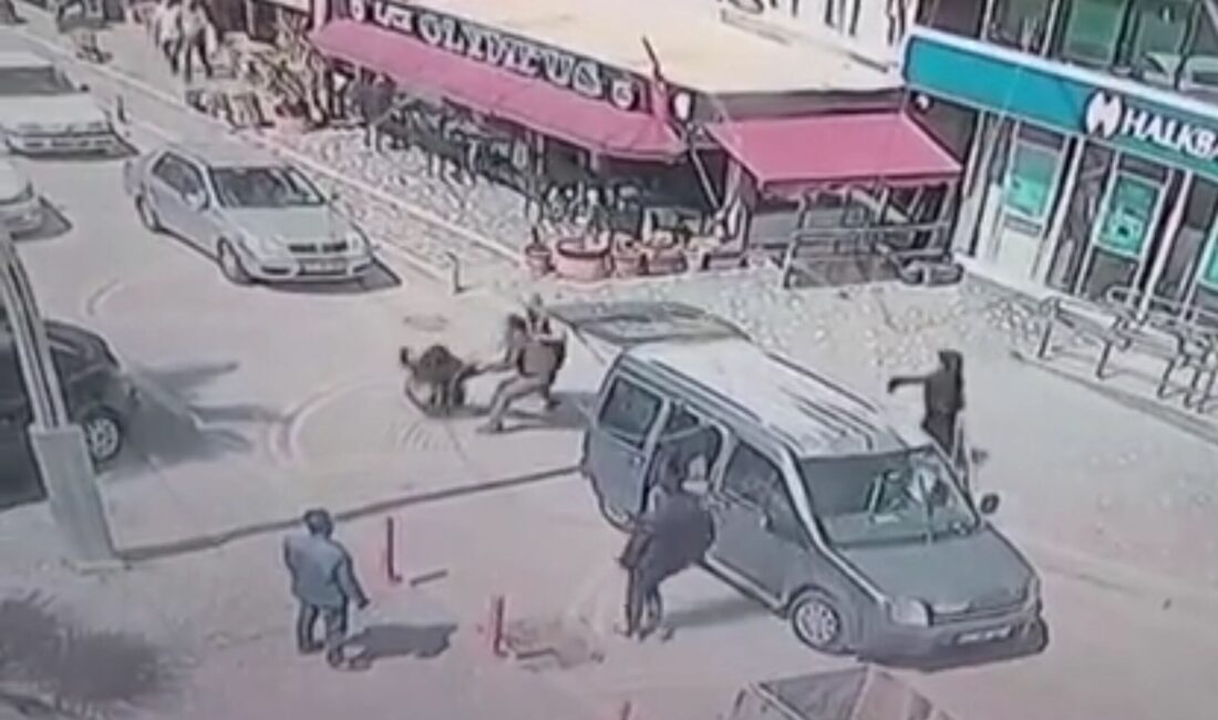 Hamidiye Mahallesi'nde güpegündüz genç bir kadını kaçırmaya çalışan dört kişi,