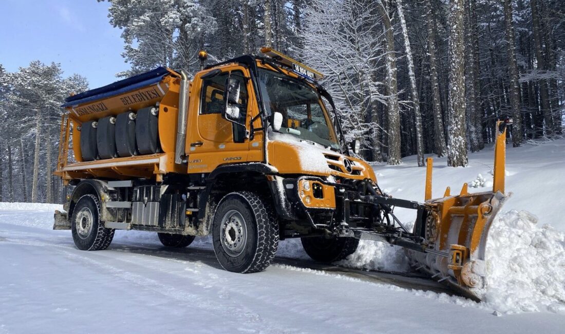 Osmangazi Belediyesi, dağ bölgesinde yer alan mahallelerin kardan kapanan yollarını