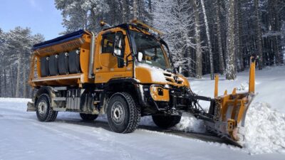 Osmangazi Belediyesi, dağ bölgesinde yer alan mahallelerin kardan kapanan yollarını