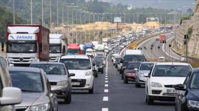 Uzmanlar, bayram tatilinde yola çıkacakları, yoğun trafikte sorun yaşamamak için