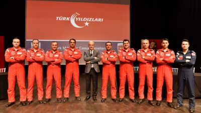 Türk Yıldızları, kariyer günlerinde Mustafakemalpaşa Kültür Merkezi'nde öğrencilerle buluşarak meslek