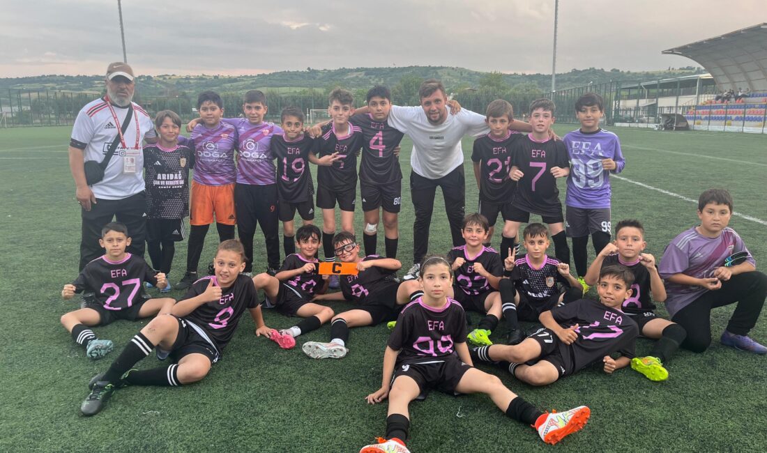 Bursa U11 Ligi’nde oynanan Mustafakemalpaşa derbisinde futbolseverler, minik yeteneklerin mücadelesine