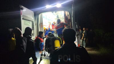 Yalıntaş Göleti’nde dört arkadaşın bindiği motorlu kayık alabora oldu.