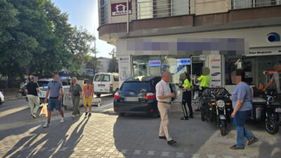 Kadın sürücü aracını park ederken vitesi karıştırdı, kontrolü kaybedip dükkânın