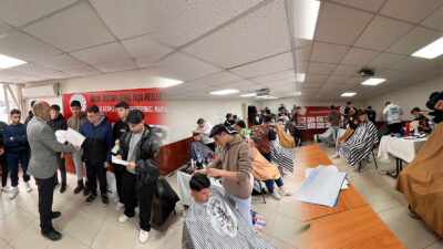 Mustafakemalpaşa Mesleki Eğitim Merkezi'nde kuaförlük öğrencileri arasında saç kesimi ve