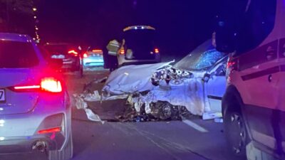 Beyaz Tempra ile Çarpışan Kırmızı Araç Sürücüsü Sıkıştı, Hamile Eşinin