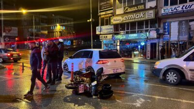 Akbank önünde araçla çarpışan motokurye hafif yaralandı, iki araçta da