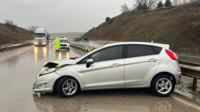 Mustafakemalpaşa çıkışında araç sürücüsü bariyerlere çarptı.
