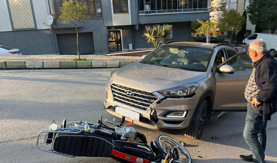 Cumhuriyet Mahallesi'nde bir araç ile motosikletli çarpıştı.