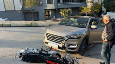 Cumhuriyet Mahallesi'nde bir araç ile motosikletli çarpıştı.