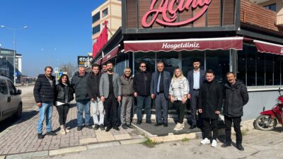 Anahtar Parti İlçe Başkanı Mehmet Akar, basın mensuplarıyla kahvaltıda bir