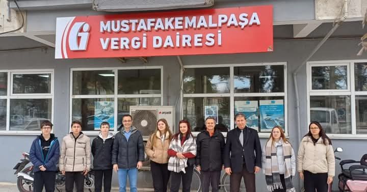 Mustafakemalpaşa Hasan Celal Güzel Mesleki ve Teknik Anadolu Lisesi öğrencileri