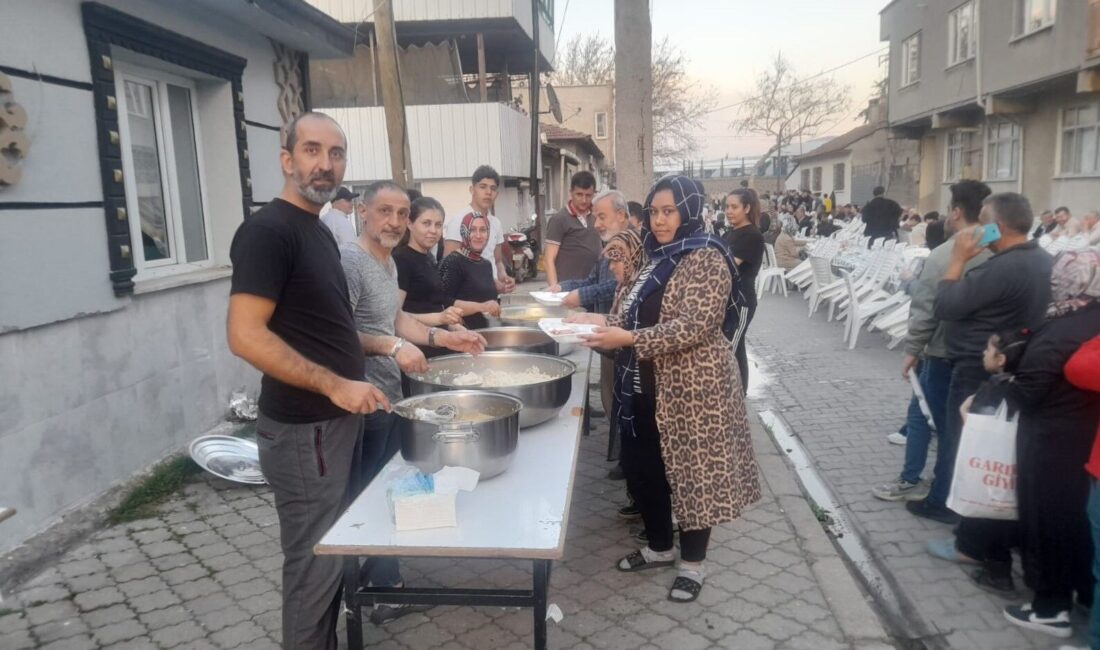 Orta Mahalle sakinleri, esnafları, muhtarlık ve derneklerinin desteğiyle düzenlenen iftar