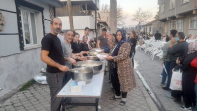 Orta Mahalle sakinleri, esnafları, muhtarlık ve derneklerinin desteğiyle düzenlenen iftar