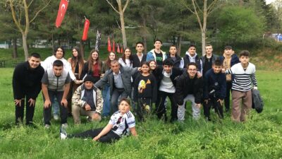 Mustafakemalpaşa’ya bağlı Kabulbaba Mahallesi'nde gençler, mahallelerinde internet altyapısının yetersiz olduğunu