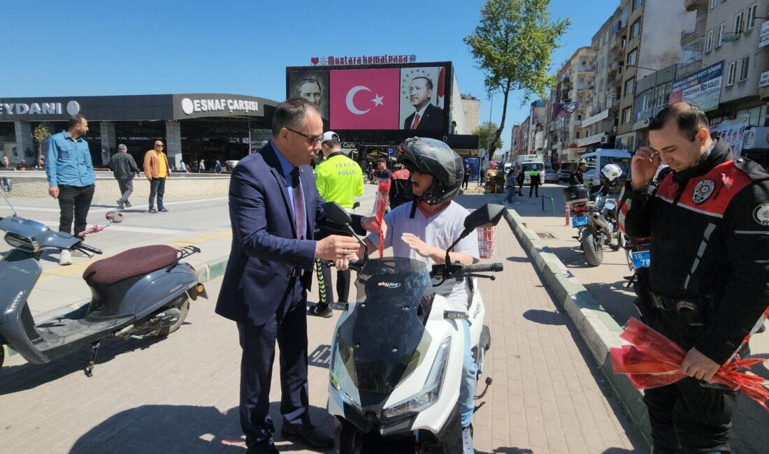 Mustafakemalpaşa İlçe Emniyet Müdürlüğü Trafik Ekipleri, meydanda gerçekleştirdikleri rutin trafik