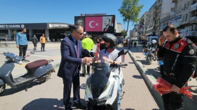 Mustafakemalpaşa İlçe Emniyet Müdürlüğü Trafik Ekipleri, meydanda gerçekleştirdikleri rutin trafik