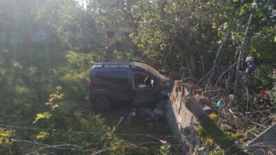 Demireli Mahallesi girişinde meydana gelen trafik kazasında, sürücüsünün direksiyon hakimiyetini