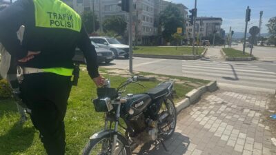 Küçük Sanayi ışıklarında durdurulan KUBA marka motosiklet sürücüsü A.E., eksik