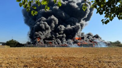 Dere Mahallesi’nde bulunan Batkim Kimya yanındaki geri dönüşüm tesisinde, saat