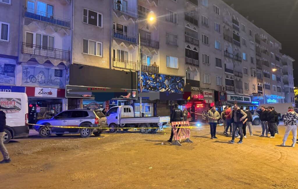 Bursa’nın Mustafakemalpaşa ilçesinde kimliği belirsiz bir saldırgan, Bursa Caddesi üzerinde