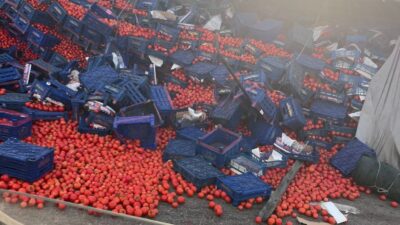 Sabah saatlerinde Karacabey kavşağı yakınlarında meydana gelen kazada, direksiyon hakimiyetini