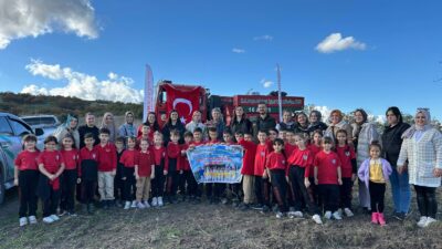 Mustafakemalpaşa Yunusemre İlkokulu 2-B Sınıfı, Öğretmenler Günü kapsamında örnek bir