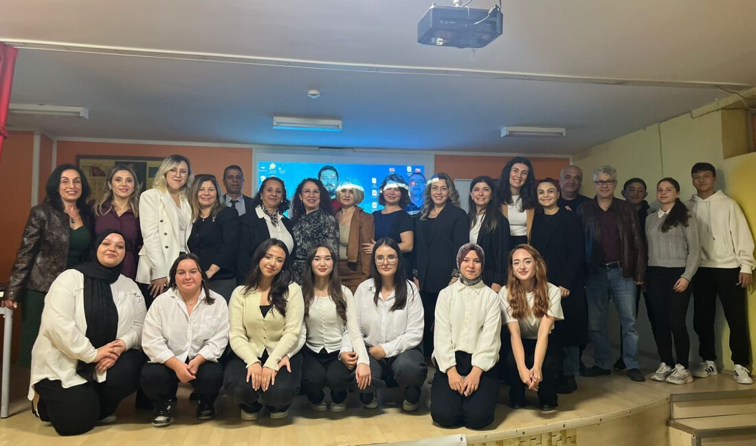 Akşemsettin MTAL öğrencileri, 24 Kasım Öğretmenler Günü’nde öğretmenlerini kutlamak ve