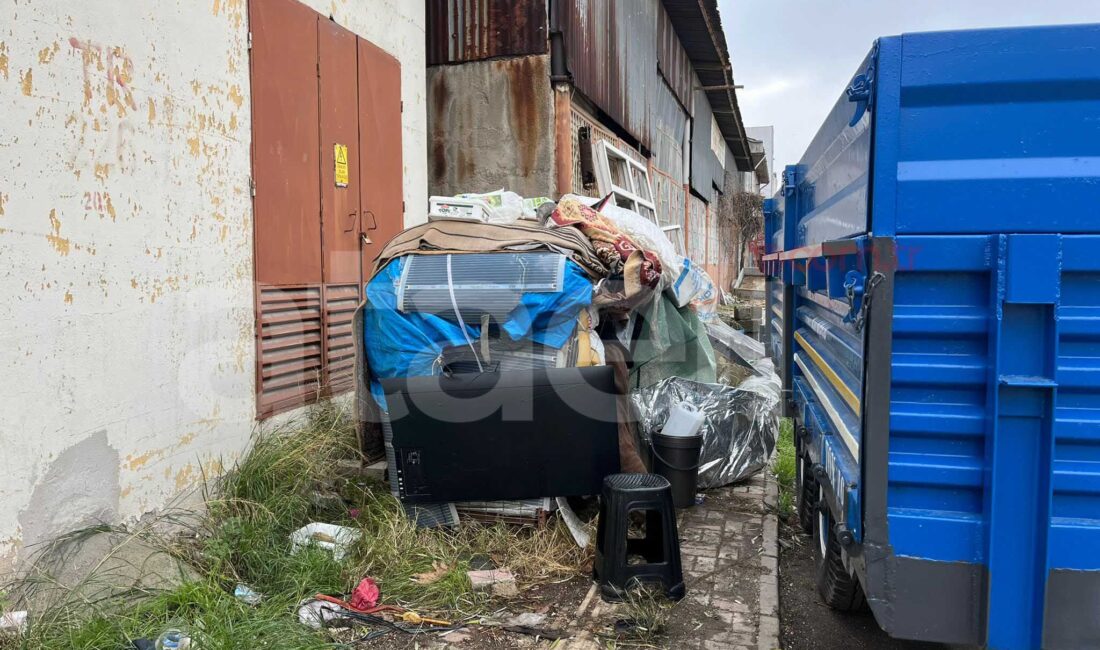 Mustafakemalpaşa ilçesi Demirciler Caddesi’nde, kış şartlarına rağmen el arabasından yapılan