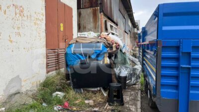 Mustafakemalpaşa ilçesi Demirciler Caddesi’nde, kış şartlarına rağmen el arabasından yapılan