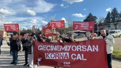 CHP Mustafakemalpaşa İlçe Örgütü’nün “Geçinemiyoruz” eyleminde partililer dövizlerle sahadaydı, sürücüler