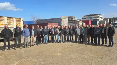 Mustafakemalpaşa’da sanayi bölgesinde bulunan ve benzinliğin arkasında yer alan kamyon