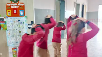 Mustafakemalpaşa Yalıntaş İlkokulu/Ortaokulu’nda öğrenci, öğretmen ve okul personelinin katılımıyla deprem