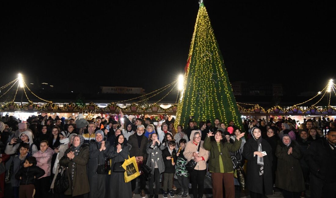 Osmangazi Meydanı, akşam saatlerinde hayata geçirilen etkinliklerle yeni yıl atmosferini
