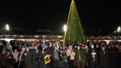 Osmangazi Meydanı, akşam saatlerinde hayata geçirilen etkinliklerle yeni yıl atmosferini